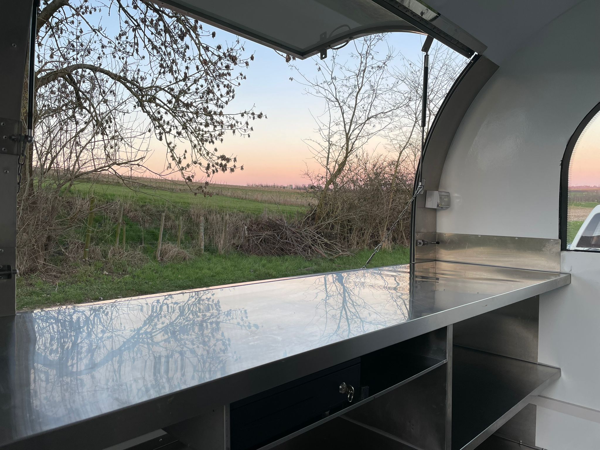 Foodtruck met luifel